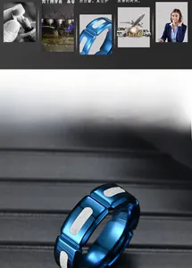 Nahaufnahme eines blauen Edelstahlrings mit silbernen mattierten Rechtecken und Vakuumbeschichtung