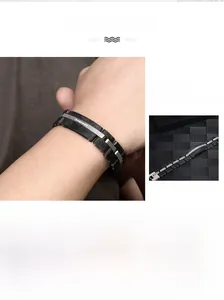 Détail du bracelet homme en acier inoxydable avec fibre de carbone noire et maillons