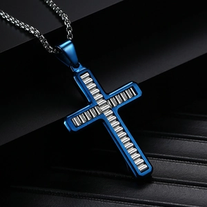 Pendentif croix bleue à texture ondulée minimaliste avec chaîne en argent sur fond noir