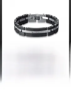 Détail d'un bracelet pour homme en acier inoxydable de 15,5 mm avec carbone et zircons
