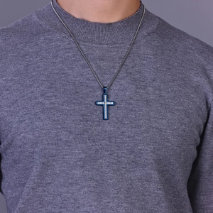 Collier croix en acier inoxydable bleu pour hommes avec zircons sur une chaîne argentée