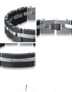 Détail macro du bracelet homme en acier inoxydable avec maillons noirs mats et texture grillagée