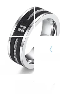 Détail macro d'une bague en acier mat pour homme avec câble incrusté et quatre zircons