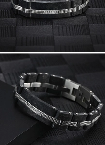 Détail d'un bracelet homme en acier inoxydable avec fibre de carbone noire et cristaux