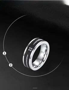 Détail d'une bague homme en acier inoxydable noir mat avec câble d'acier et quatre zircons