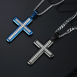 Colliers croix en acier inoxydable bleu et noir avec zircons sur fond noir élégant