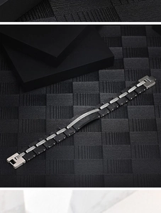 Détail du bracelet pour homme en acier inoxydable avec inserts en fibre de carbone noire