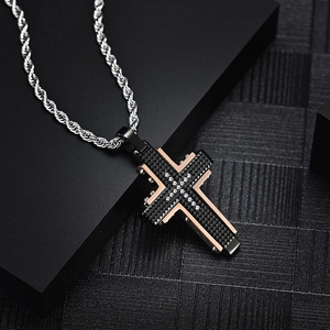 Pendentif croix pour homme en acier titane avec motif à carreaux noir et diamants