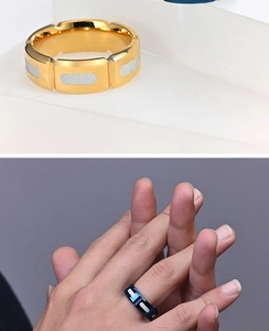 Nahaufnahme der mattierten Edelstahlringe für Herren in Gold und Blau