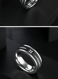 Détail de la bague en acier argenté avec finition mate noire et insertion de câble