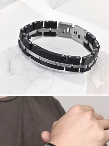 Détail du bracelet en acier inoxydable pour homme avec inserts en fibre de carbone noire