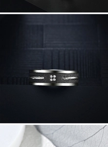 Détail de bague en titane mat avec insert en fil d'acier et quatre oxydes de zirconium