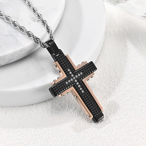 Pendentif croix pour homme en acier titane avec texture grille noire et bord rose