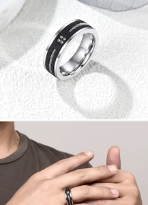 Détail de bague homme en acier inoxydable mat noir avec câble et quatre zircons