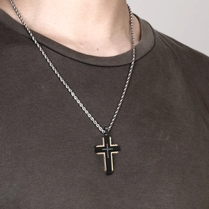 Collier pour homme avec pendentif croix bicolore en acier titane serti de diamants