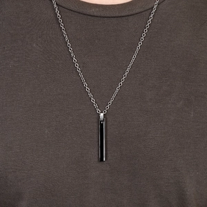 Collier chaîne argentée minimaliste avec pendentif barre rectangulaire noire polie pour homme