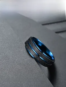 Vue macro d'une bague bicolore pour homme avec fibre de carbone noire et intérieur bleu