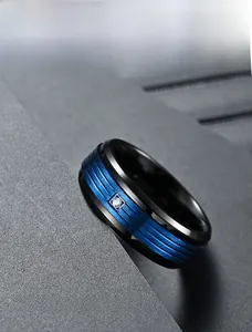 Détail d'une bague en acier titane bicolore noir et bleu avec incrustation de zircon