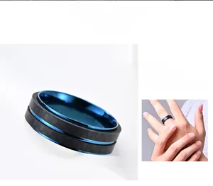 Détail des bords polis bleus et de l'insert en fibre de carbone noire sur bague homme