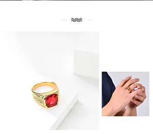 Détail de la bague plaquée or avec pierre rouge carrée et motifs grecs gravés
