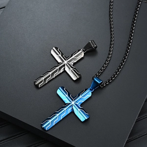 Pendentif croix en acier inoxydable avec motif circuit et texture industrielle moderne
