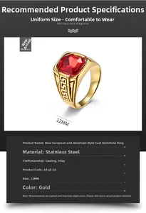 Détail d'une bague en acier doré avec pierre rouge et motif de clé grecque