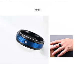 Vue détaillée de la bague bicolore en acier inoxydable avec insert bleu et zircone