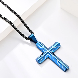 Collier croix pour hommes avec finition bleue et motif de pneu industriel gravé