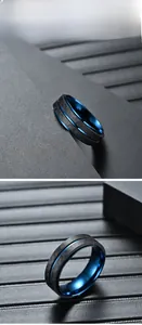 Détail d'une bague pour homme en fibre de carbone avec placage intérieur bleu brillant