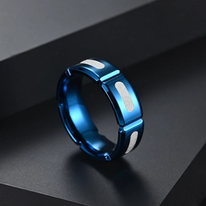 Herrenring aus blauem gebürstetem Edelstahl mit silbernem Glitzereinsatz auf Podest