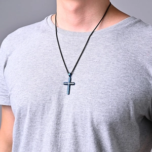 Collier croix bleue pour homme avec pendentif à motif pneu sur une chaîne à perles