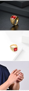 Détail macro d'une bague pour homme plaquée or avec gemme rouge et motif grec