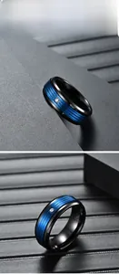 Détail d'une bague bicolore en acier inoxydable avec insert bleu brossé et zircon
