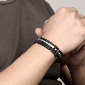 Bracelet homme industriel en acier inoxydable et fibre de carbone noire avec des oxydes de zirconium