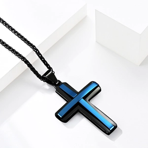 Collar de cruz vintage de acero inoxidable negro con detalles en azul para hombres joven