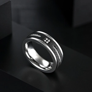 Bague homme en acier inoxydable avec insert noir mat, câble d'acier et zircons blancs