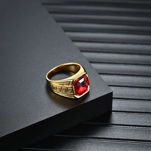 Bague en acier doré avec un grand rubis rectangulaire et motifs de la clé grecque