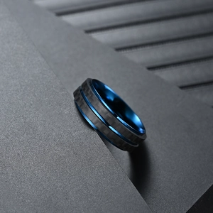 Bague pour hommes en acier inoxydable avec fibre de carbone noire et placage bleu brillant