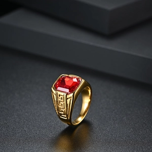 Bague en acier inoxydable plaqué or avec pierre rouge et motif grec classique