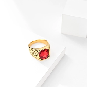 Bague en acier doré avec rubis rouge carré et gravure grecque méandre élégante
