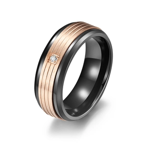Bague classique en acier inoxydable bicolore avec finition noire et zircon en or rose central