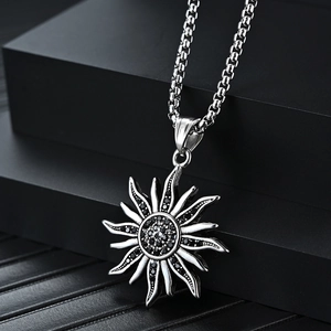 Vintage Edelstahl Sonnenblume Anhänger Halskette mit schwarzen Steinen auf einem Ständer