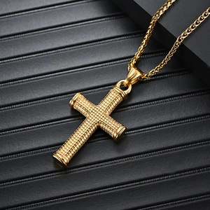Collier croix religieuse dorée pour hommes avec pendentif cylindrique texturé et chaîne blé