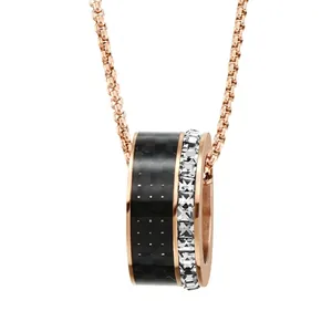 Collier Pendentif Classique en Acier Inoxydable et Fibre de Carbone pour Hommes Femmes Collier Anneau Rond Géométrique Incrusté de Strass Bijoux
