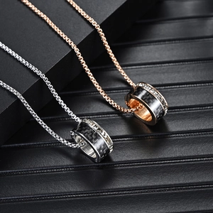 Pendentif anneau classique en acier inoxydable avec carbone noir et cristaux blancs