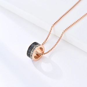 Pendentif anneau en acier inoxydable rose doré avec fibre de carbone et cristaux