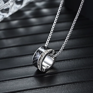 Collier pour homme en acier inoxydable avec motif carbone et cristaux incrustés
