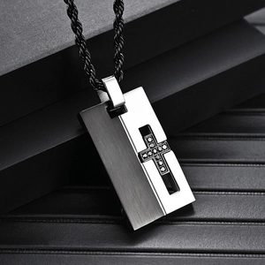 Collier pour homme en acier inoxydable avec pendentif croix bicolore et zircons noirs