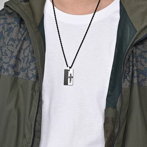 Pendentif rectangulaire homme en acier avec croix sertie et cordon noir tressé