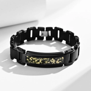 Bracelet pour homme en acier inoxydable noir mat avec plaque centrale motif camouflage
